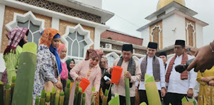 Tradisi Malamang Warnai Mauluik Gadang 2026 di Padang Pariaman, Bupati John Kenedy Azis Ikut Membakar Lamang Bersama Warga