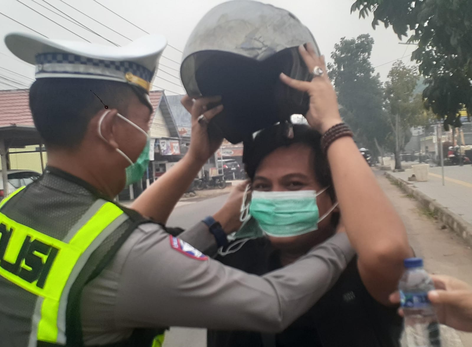 Sat Lantas Polres Muba Bagikan 50 Masker dan Air Mineral ke Pengendara di Sekayu, Imbas Kabut Asap