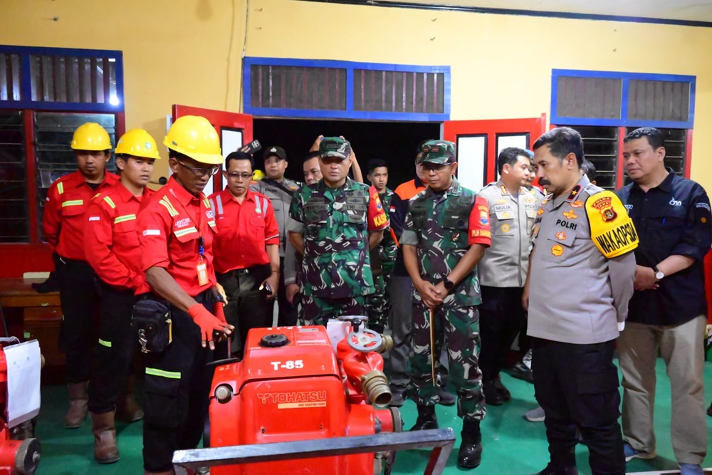 Wakapolda Jambi Brigjen K Yani Sudarto Tinjau Posko Karhutla Tanjab Barat, Cek Gudang Peralatan hingga Beri Bantuan Sembako ke Personel