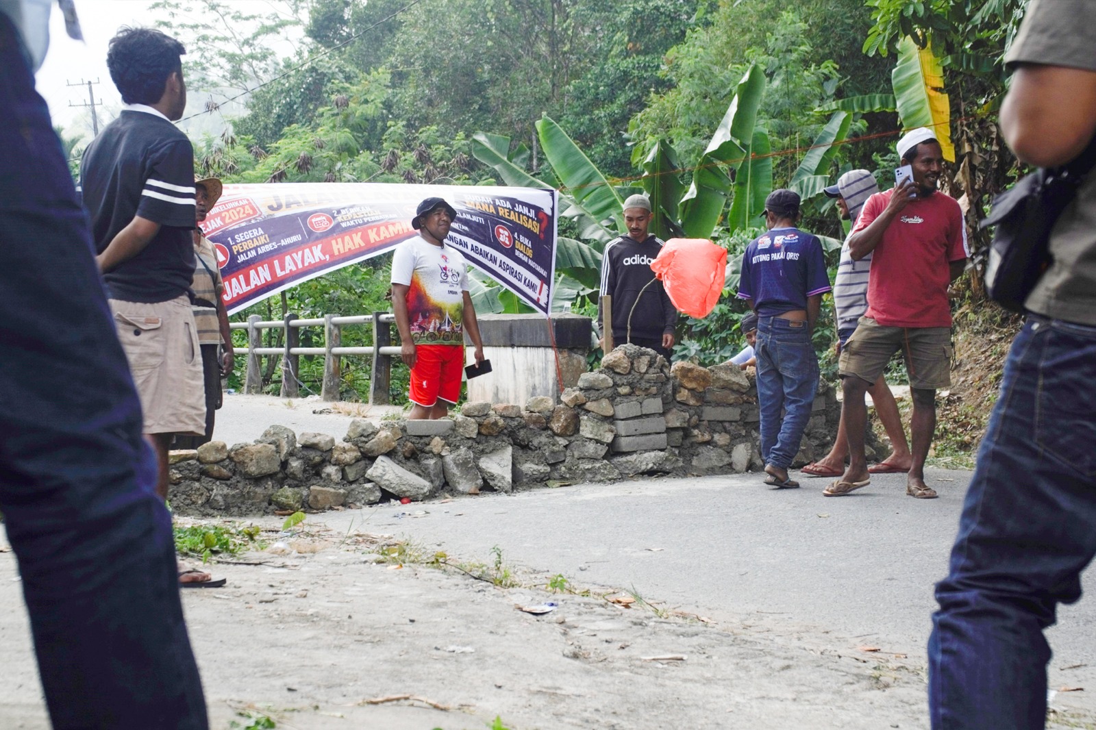 Warga RT 12 RW 17 Batu Merah Cor Paksa Jalan Ahuru-Arbes, Tuntut Pemprov Maluku Perbaiki Rusak Parah Sejak 10 Tahun