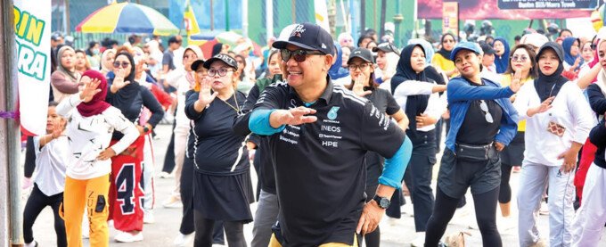 Bupati Barito Utara Pimpin Senam dan Gowes Bareng Ratusan Warga di CFD Bundaran Buah Muara Teweh