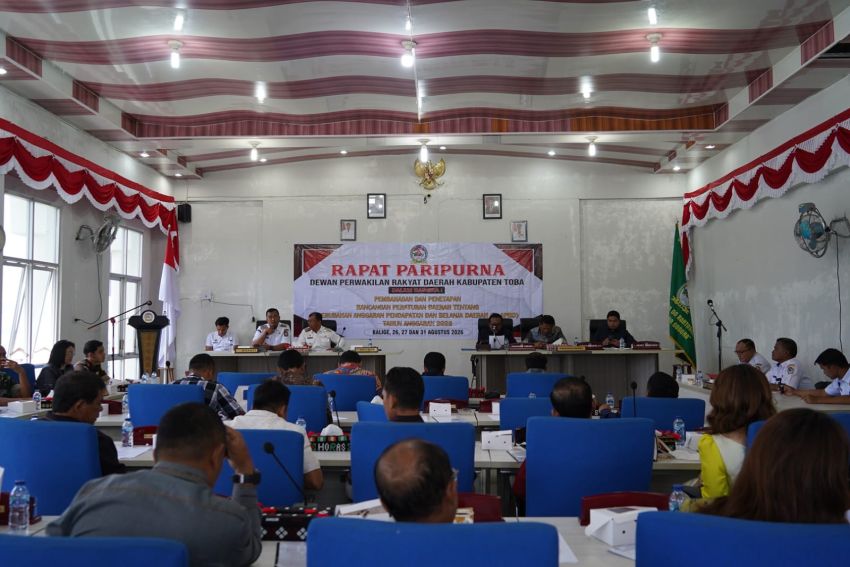 DPRD Toba Gelar Paripurna PAPBD 2026, Bupati Effendi Soroti Penurunan Pendapatan Daerah dan Sisa Lebih Anggaran