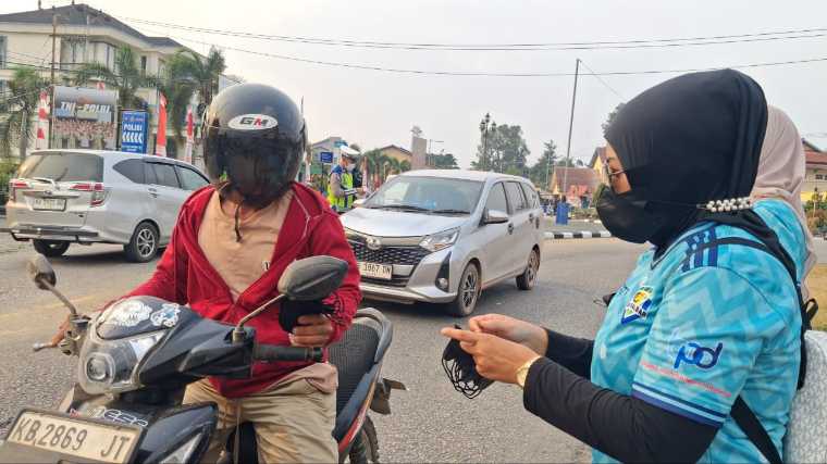Bank Kalbar Turun ke Jalan di Sekadau Bagikan 4.000 Masker saat Kabut Asap, Aksi Lanjut Hari Berikutnya