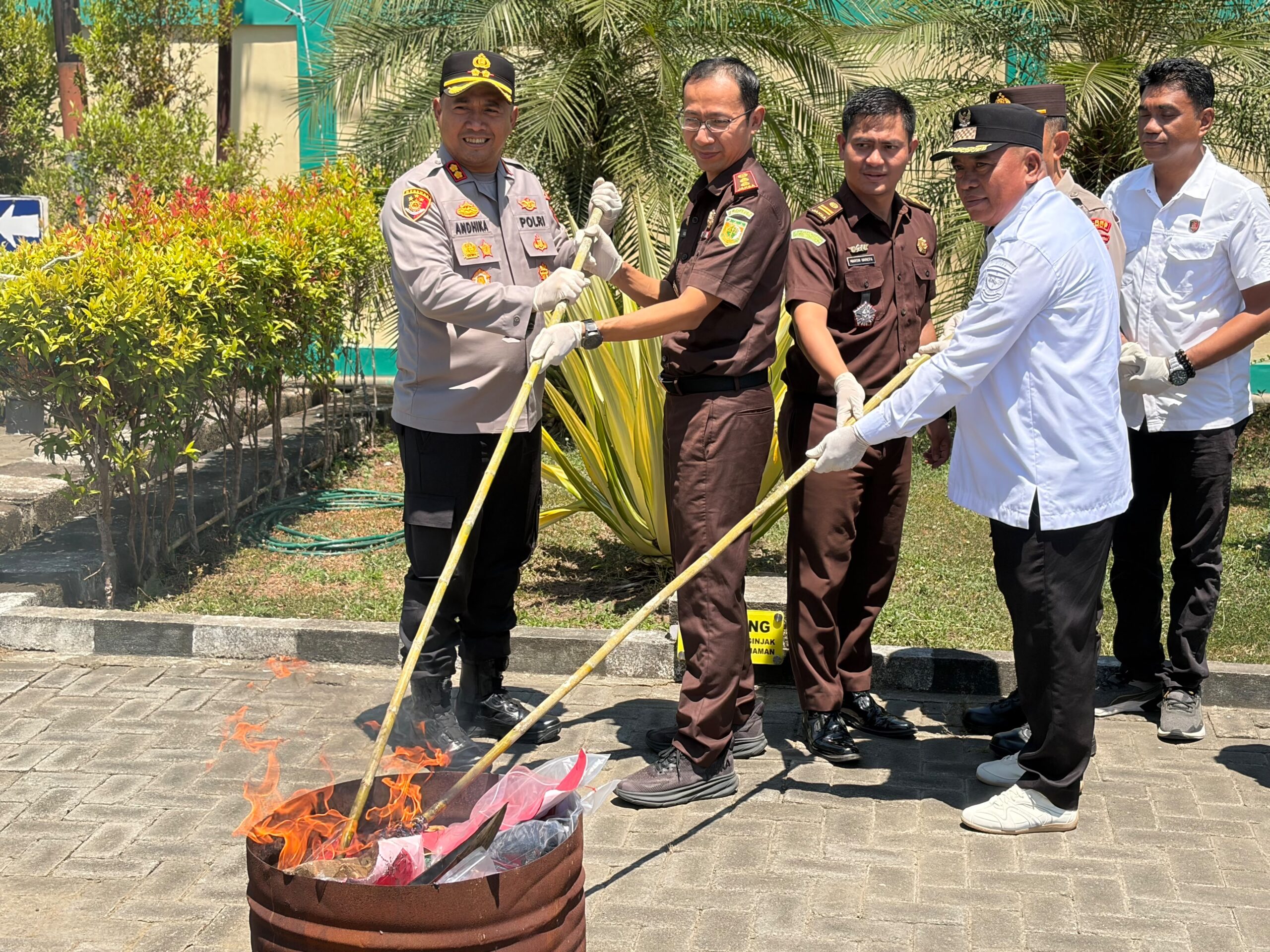 Kejari Bolmut Musnahkan 36 Helai Pakaian hingga Parang, Kapolres Tegaskan Komitmen Penegakan Hukum Transparan