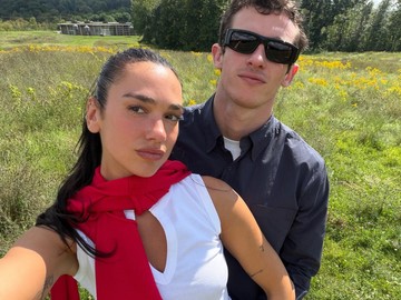 Dua Lipa Rayakan Ultah Penuh Kejutan Hangat dari Callum Turner di Tengah Padatnya Tur Dunia