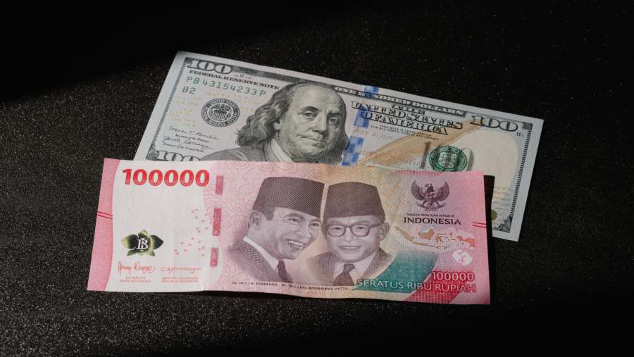 Rupiah Dibuka Menguat ke Rp17.695/US$, Minyak Turun dan Dolar Melemah