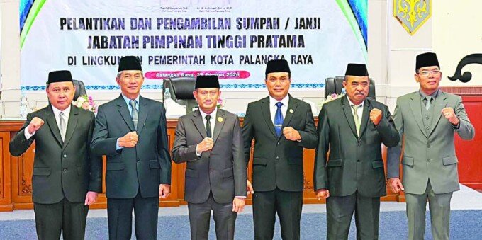 Wali Kota Palangka Raya Fairid Naparin Lantik Alman P Pakpahan sebagai Kepala Dukcapil, Rotasi Dinilai Bukan Hukuman