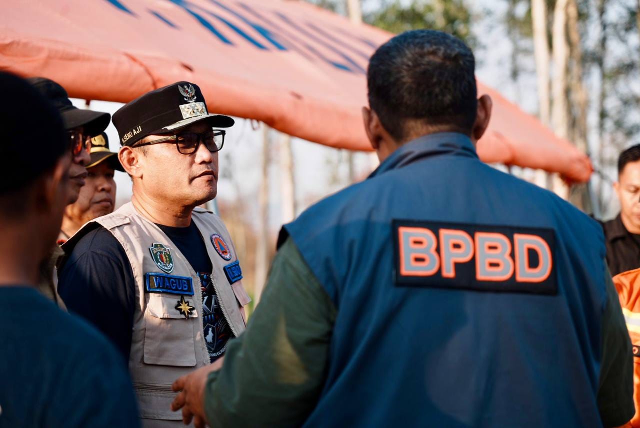 Wagub Kaltim Seno Aji Turun Langsung ke Titik Api Karhutla di Sanga-Sanga, Api Sempat Dekati Permukiman Warga