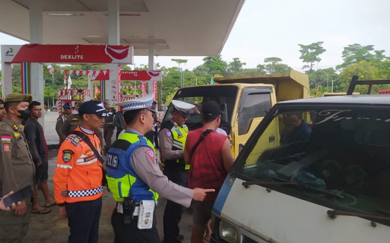 Razia Gabungan di SPBU Jalan Sengkawit Tanjung Selor, Polresta Bulungan Periksa Administrasi R4 dan R6