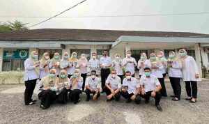 Kualitas Udara Muba Perlu Diwaspadai, BKPSDM Bagikan Masker ke Warga di Depan Kantor Pemkab