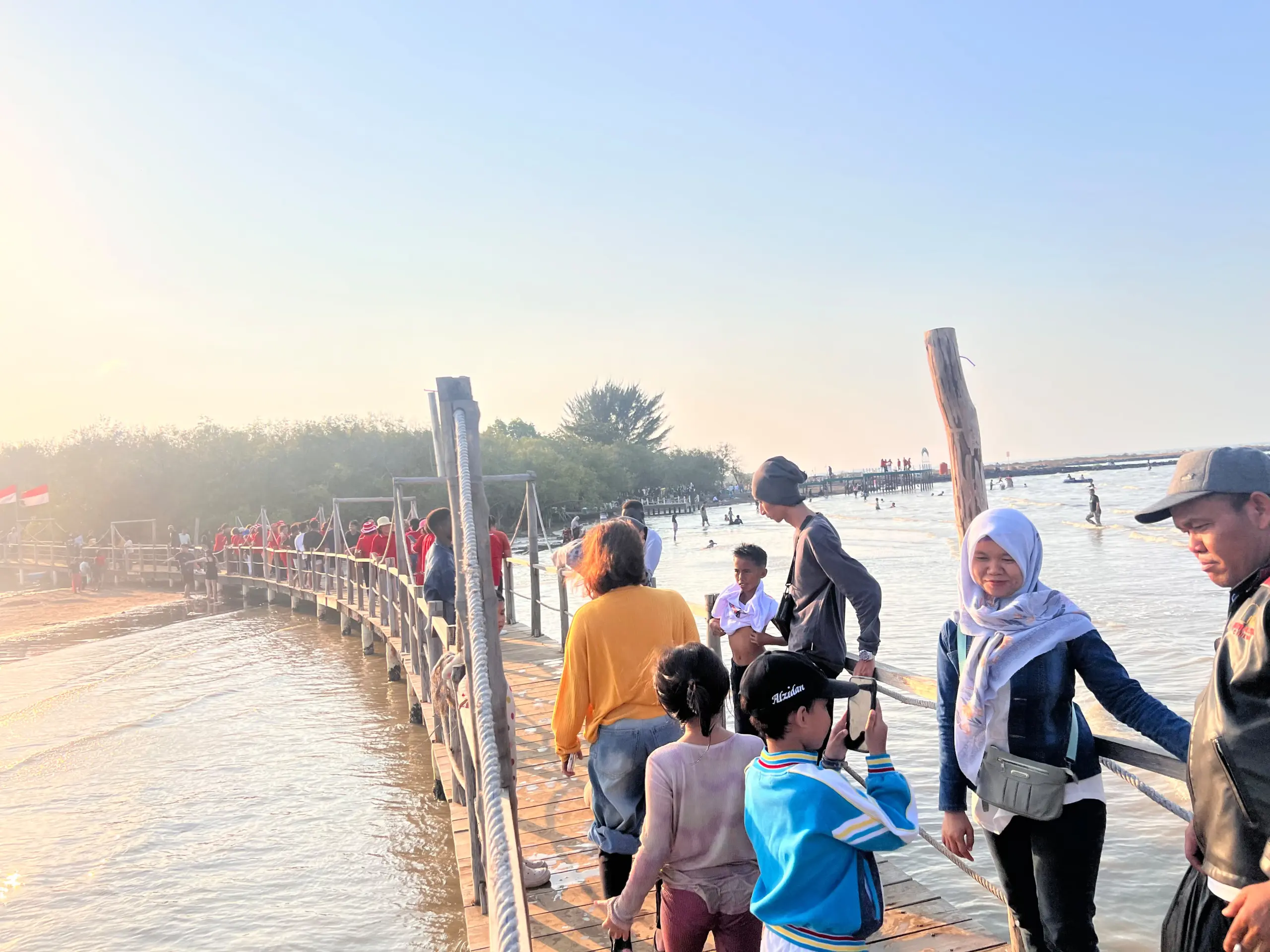Pantai Kejawanan Cirebon Tetap Ramai Dikunjungi Keluarga Saat Maulid Nabi, Pengunjung Pilih Wisata Dekat Kota