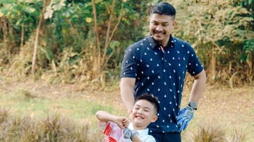 Parenting ala Chelsea Olivia dan Glenn Alinskie: Anak Kedua Dante Asyik Main Golf Bareng Ayah