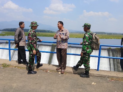 Danramil 412-07/ABB Kapten Inf Sugiono Dampingi Survei Lokasi PLTMH di Bendungan Way Rarem, Lampung Utara