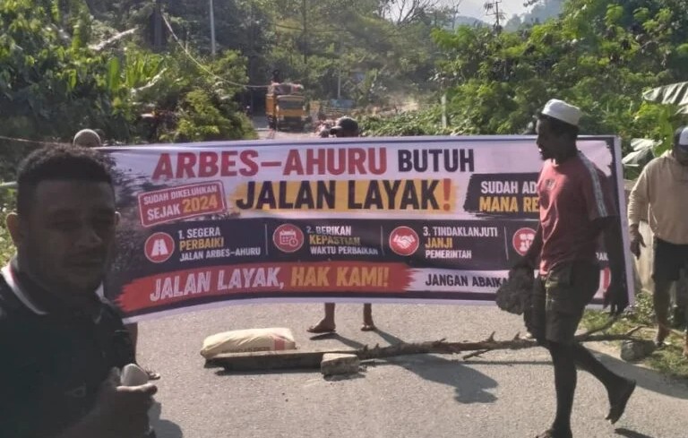 Warga Ahuru–Arbes di Ambon Beton Jalan Rusak Hampir 10 Tahun, Akses ke TPS Diblokir sebagai Desakan ke Pemkot