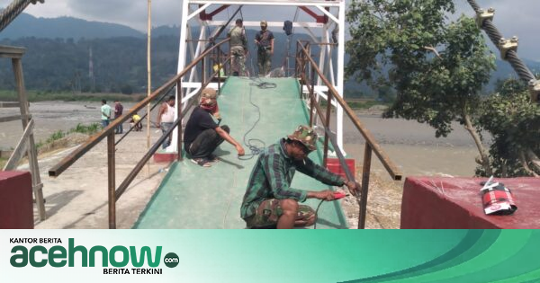 TNI dan Warga Gotong Royong Cat Jembatan Gantung Perintis Garuda di Aceh Tenggara, Progres Capai 97 Persen