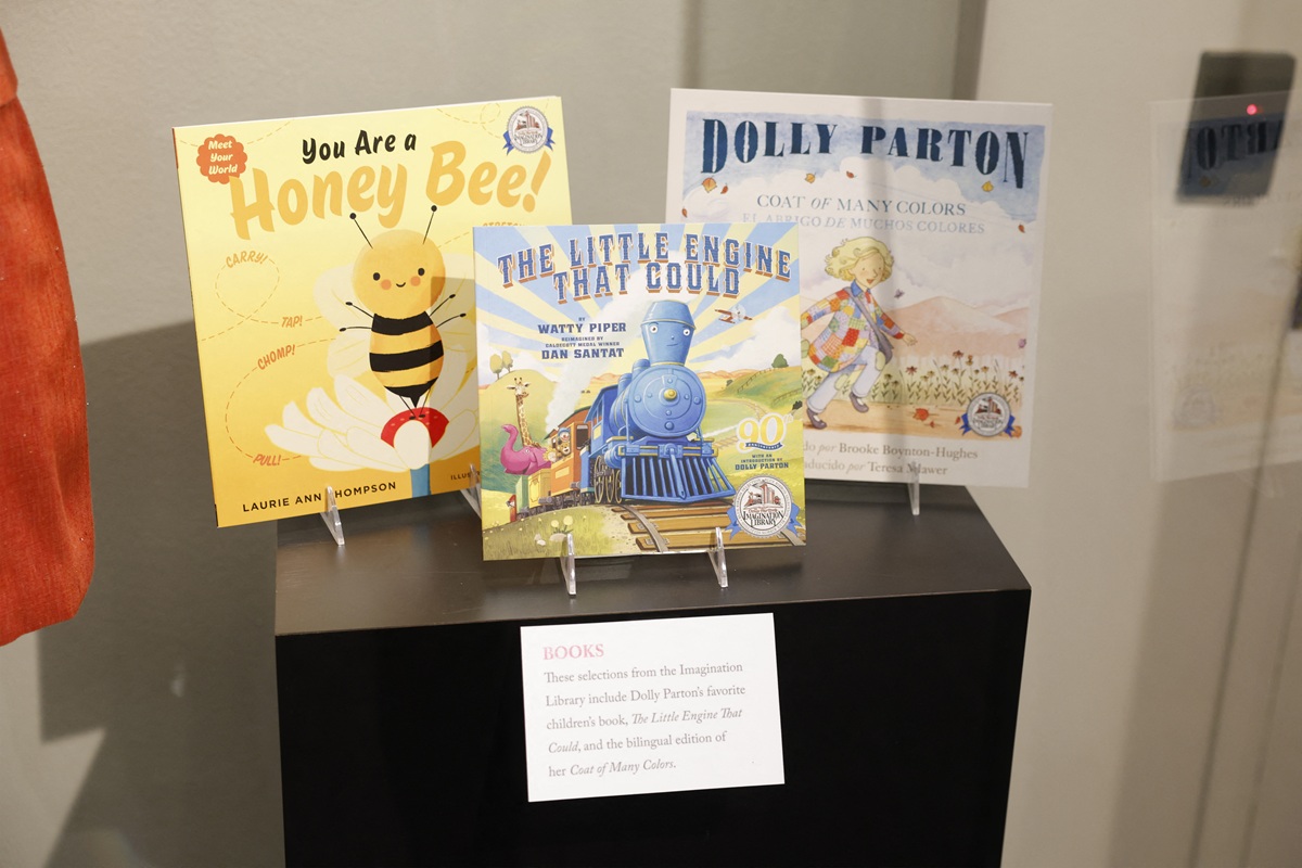 Dolly Parton dan Warisan Literasi untuk Jutaan Anak Dunia