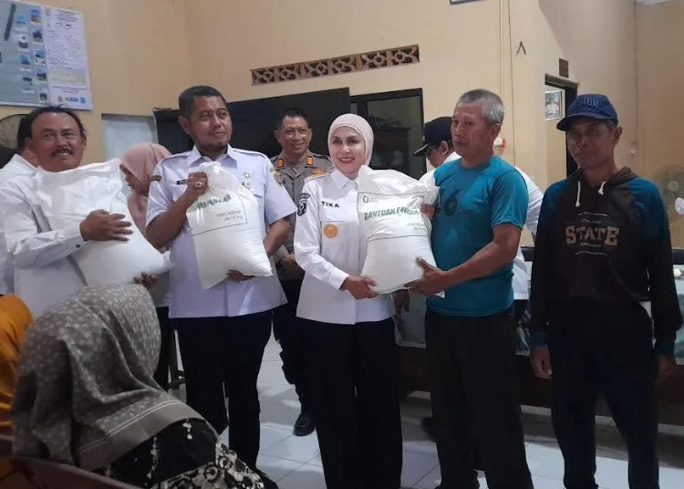 Bupati Kendal Salurkan Bantuan Beras CPP untuk 179 Warga Desa Penjalin, Masing-Masing Terima 30 Kilogram