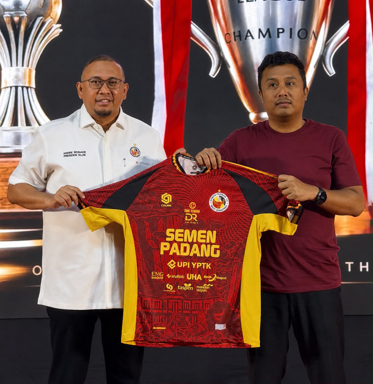 Wagub Sumbar Vasko Ruseimy Terima Jersi Perdana Semen Padang FC, Desain Angkat Ornamen Rumah Gadang untuk Championship 2026/2027