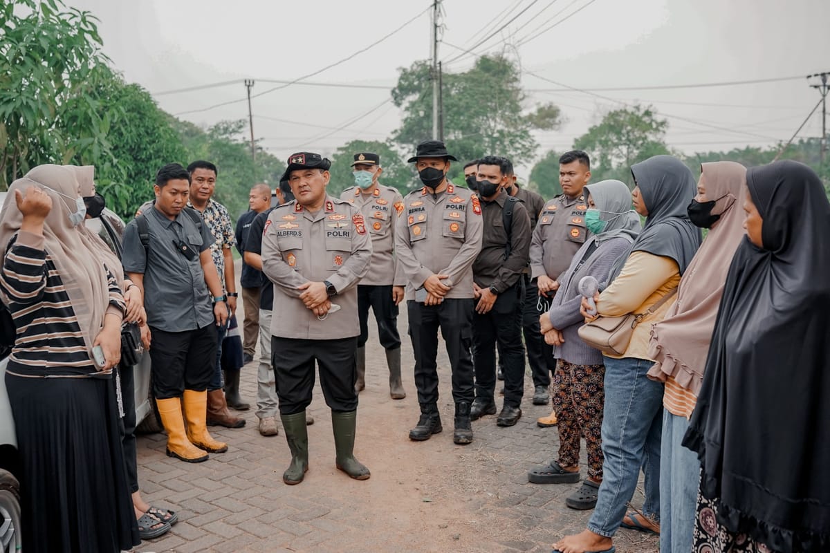 Kapolda Kalbar Turun Langsung Padamkan Karhutla di Kubu Raya, 20 Hektare Lahan Terbakar dan Bara di Gambut Masih Ditemukan