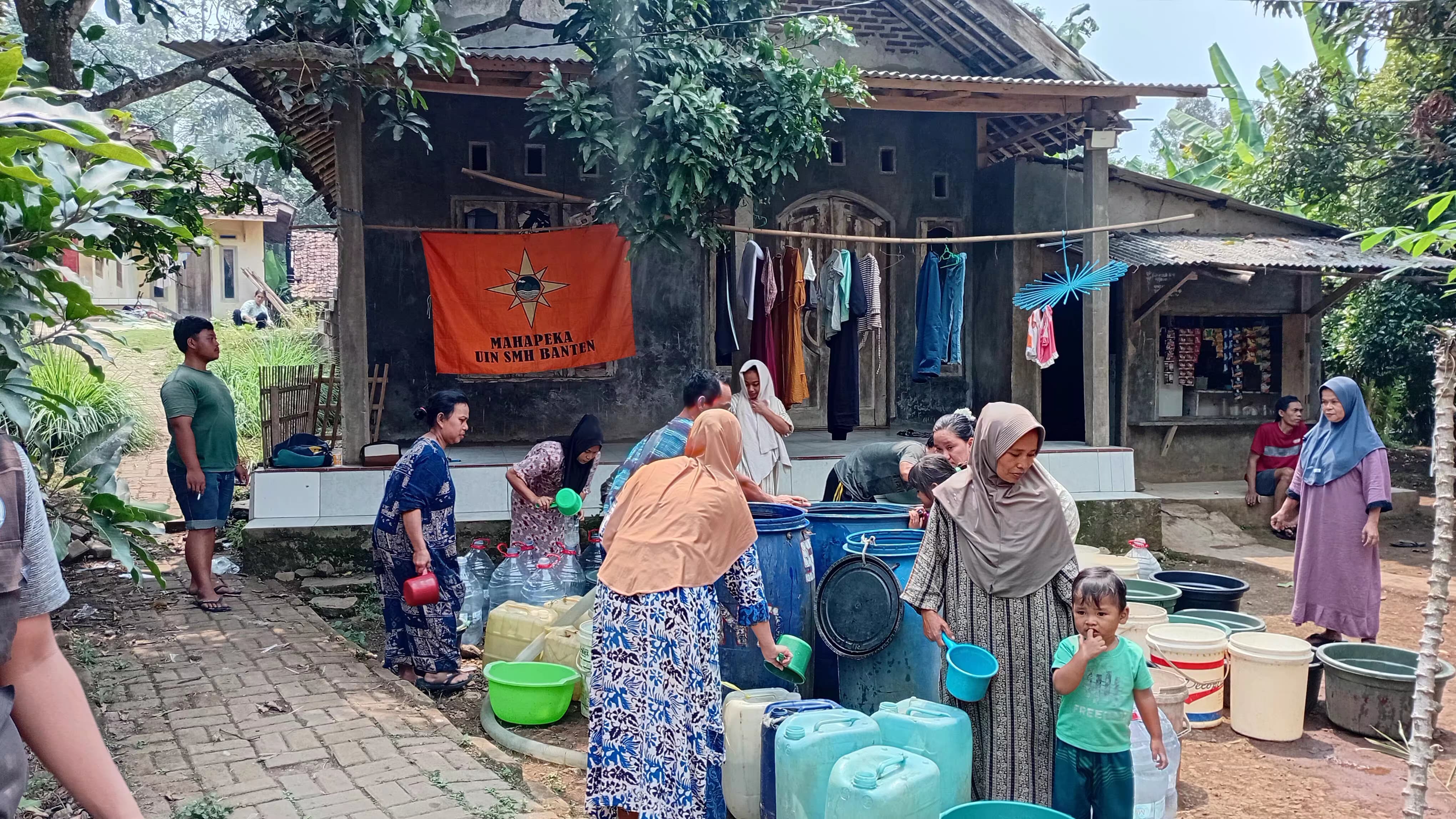 MAHAPEKA UIN Banten Kirim Ribuan Liter Air Bersih ke Desa Kaduela, Sumur Warga Pandeglang Kering Akibat Kemarau