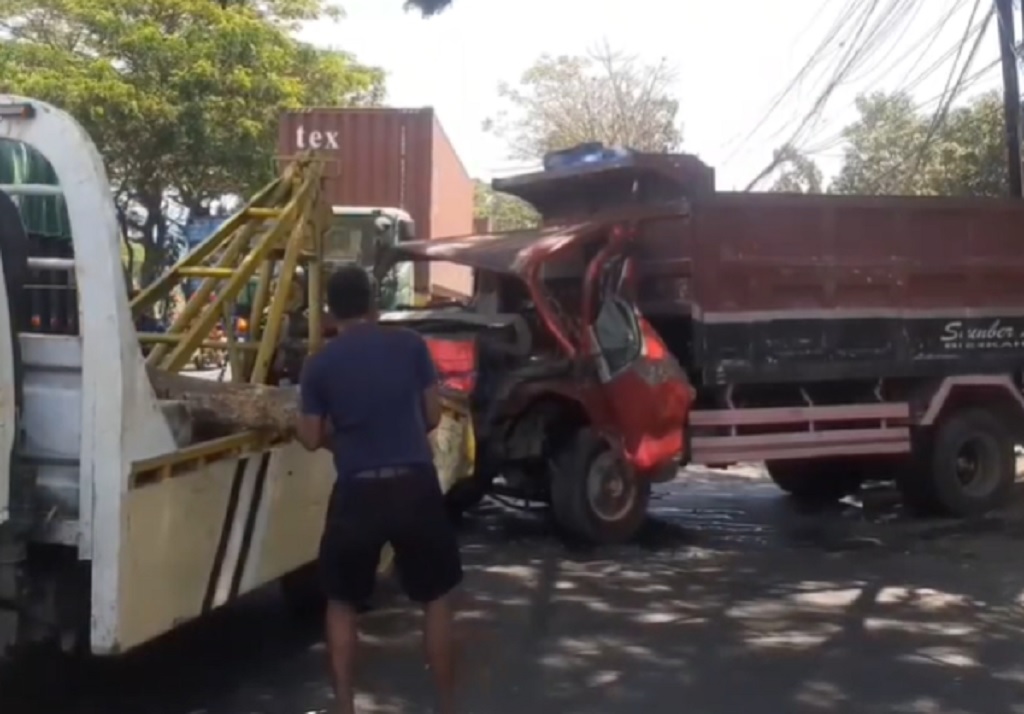 Dump Truk Terjun ke Sungai di Pasuruan usai Tabrak Pemotor, Korban Meninggal