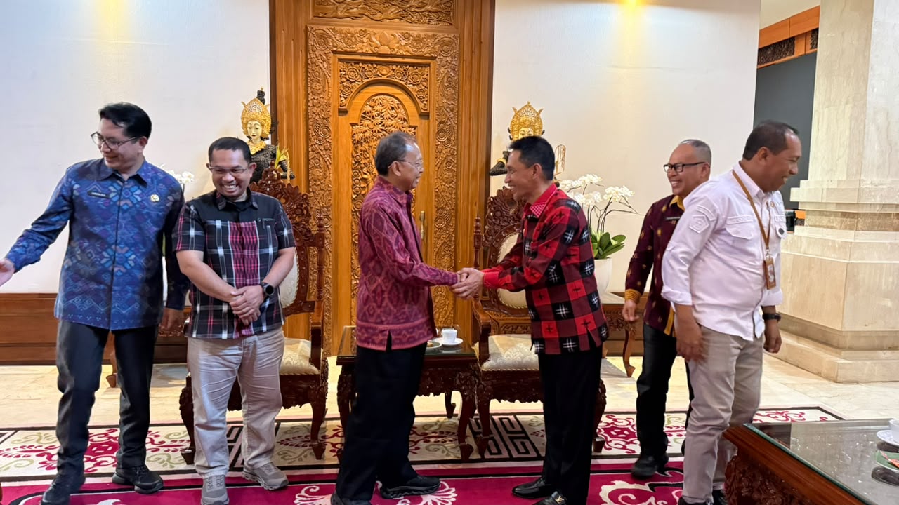 Bupati Wakatobi Haliana Temui Gubernur Bali Wayan Koster, Pelajari Tata Kelola Arak Bali Hingga Garam Lokal
