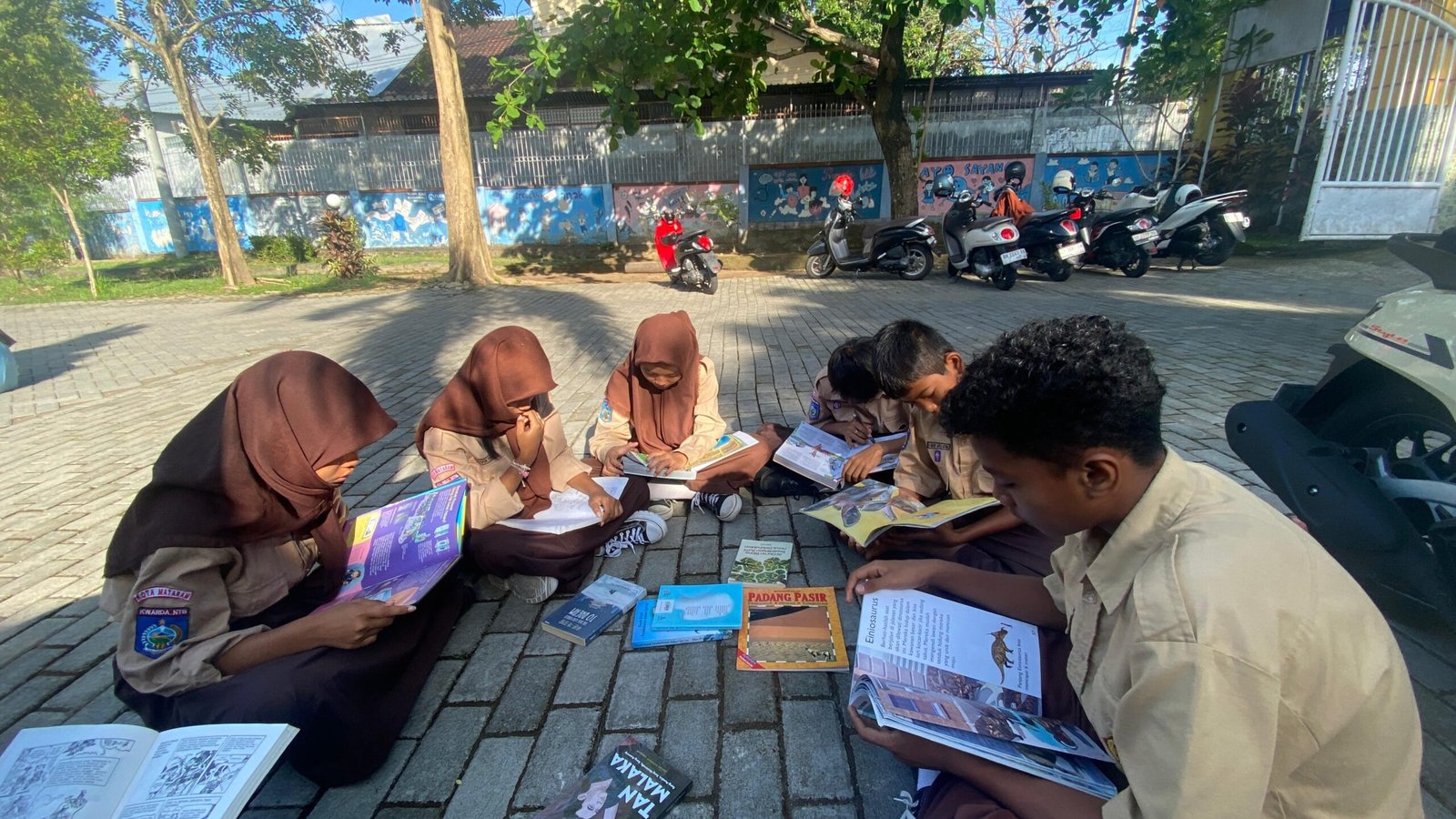 Balai Bahasa NTB Salurkan 300 Buku ke SMP hingga September 2026, Target Siswa dengan Literasi Level Merah