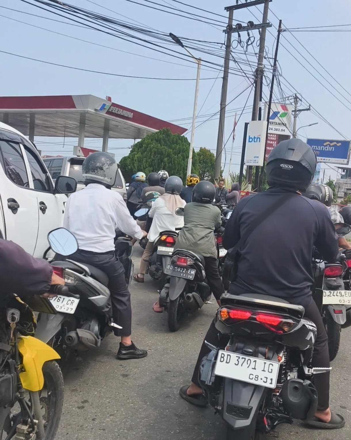 Antrean Kendaraan Mengular di Sejumlah SPBU Bengkulu Usai Pasokan Pertalite Tersendat, Pertamina Sebut Cuaca Jadi Penyebab