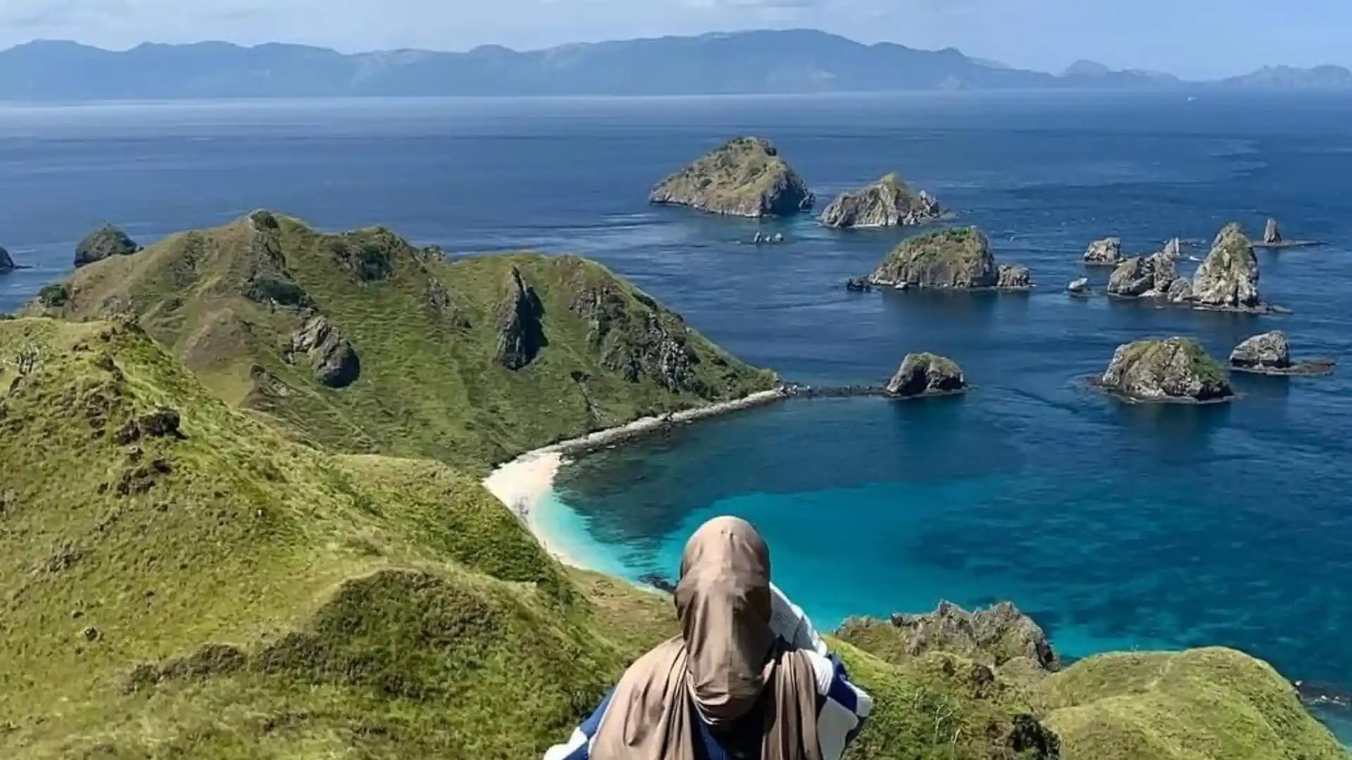 7 Destinasi Wisata Pulau Sumbawa yang Wajib Masuk Daftar: dari Pulau Ular di Bima hingga Berenang Bareng Hiu Paus di Teluk Saleh