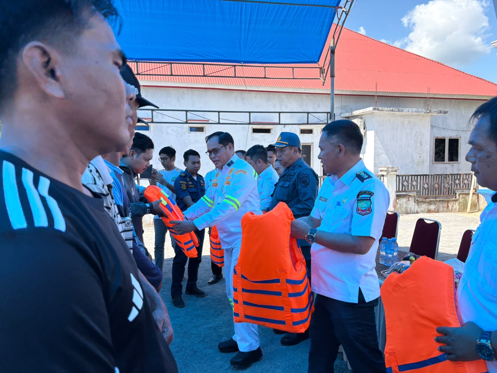 KUPP Molawe Bagikan Life Jacket Gratis ke Nelayan Lasolo Konawe Utara, Ingatkan Aturan Lampu Navigasi
