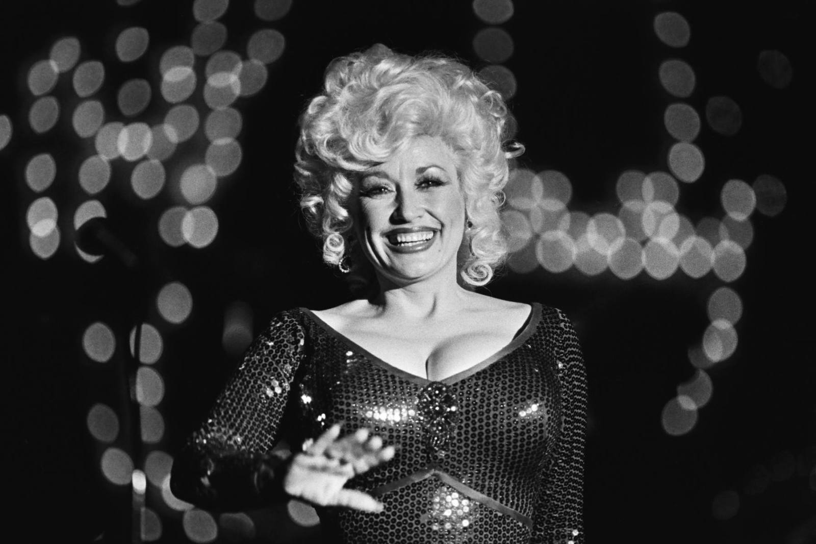 Tim Dolly Parton Pastikan Warisan Sang Legenda Hidup Lewat 11 Proyek yang Sedang Berjalan