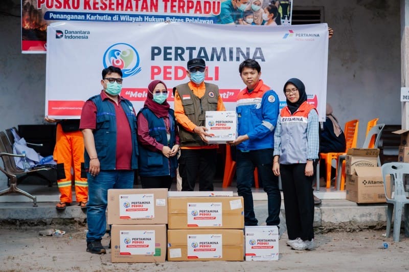 Pertamina Salurkan Bantuan Masker dan Oksigen untuk Korban Karhutla di Pelalawan