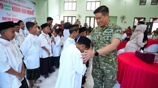 Kodim 0809/Kediri Khitan Gratis 50 Anak dan Obati Ratusan Warga di Banjaran, Ini Metodenya
