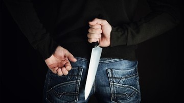 Duel di Pasar Cibinong Berujung Tikam, S (55) Tewas Dibela Istri yang Ditendang H (47)