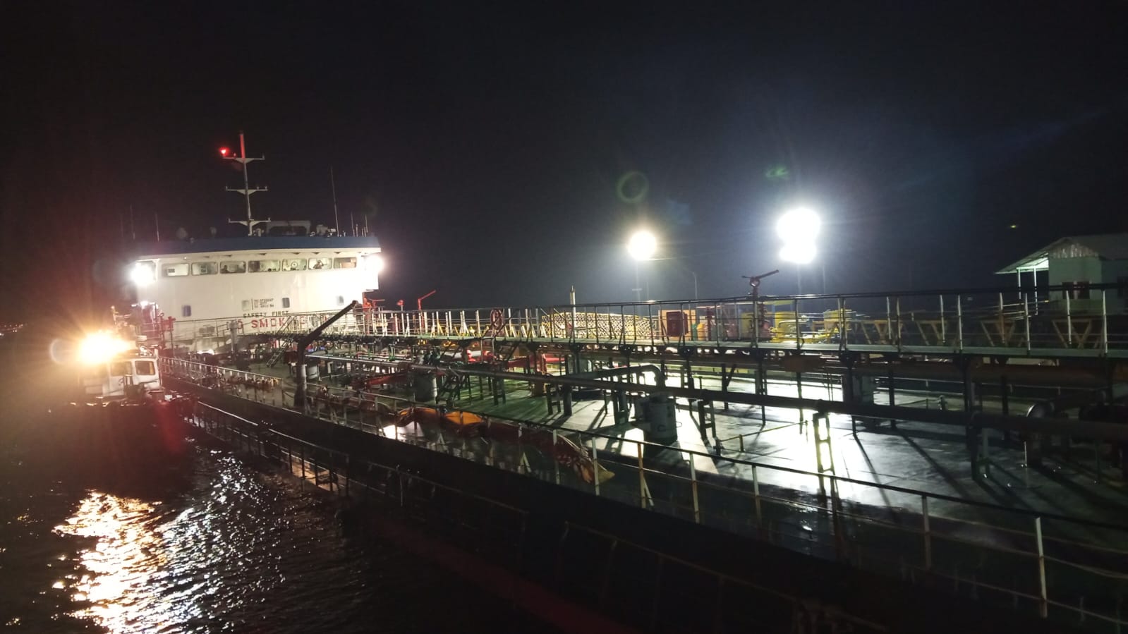 Dua Kapal Angkut Pertalite Bersandar Mulus di Pelabuhan Pulau Baai Bengkulu, Pasokan BBM Aman