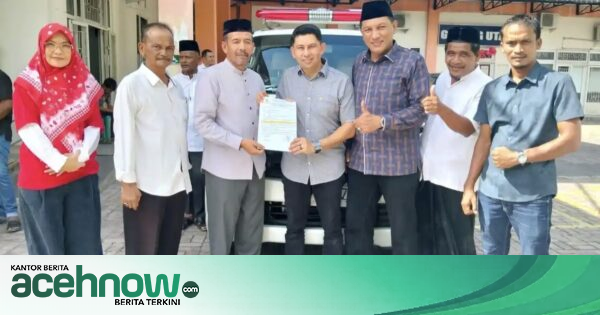 Sofyan Helmi Serahkan Ambulans Hasil Pokir DPRK untuk Warga Ateuk Jawo, Keuchik: Sudah Lama Didambakan
