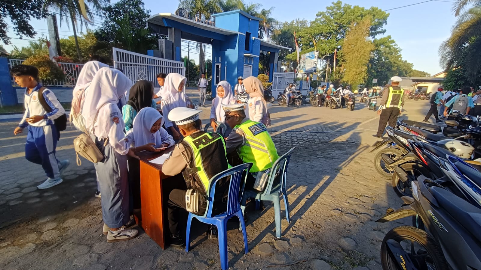 30 Siswa SMKN 1 Narmada Kena Teguran Tertulis karena Tak Pakai Helm SNI, Polisi Beri Edukasi Keselamatan Berkendara