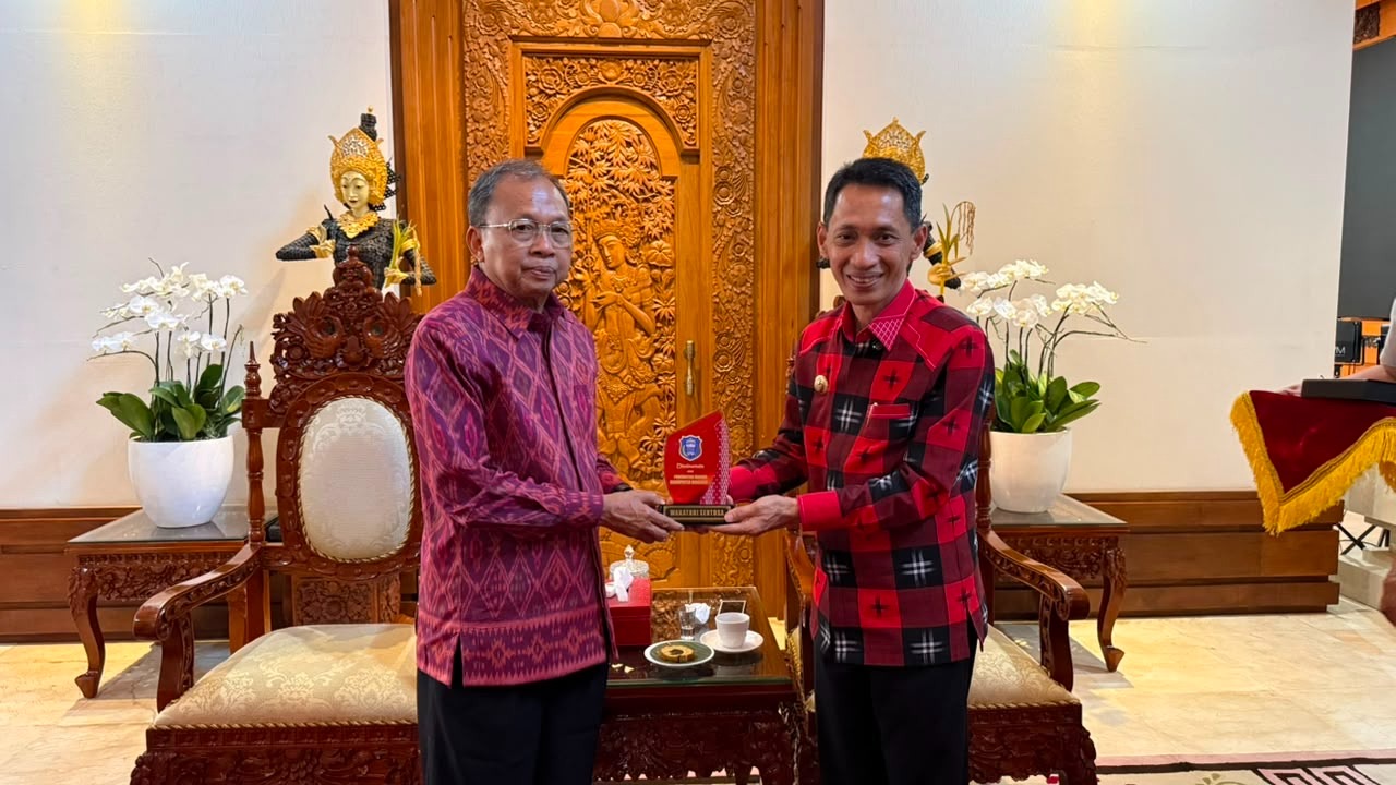 Pemprov Bali Buka Rahasia Arak dan Garam ke Bupati Wakatobi, Koster: Jangan Dilarang tapi Diatur