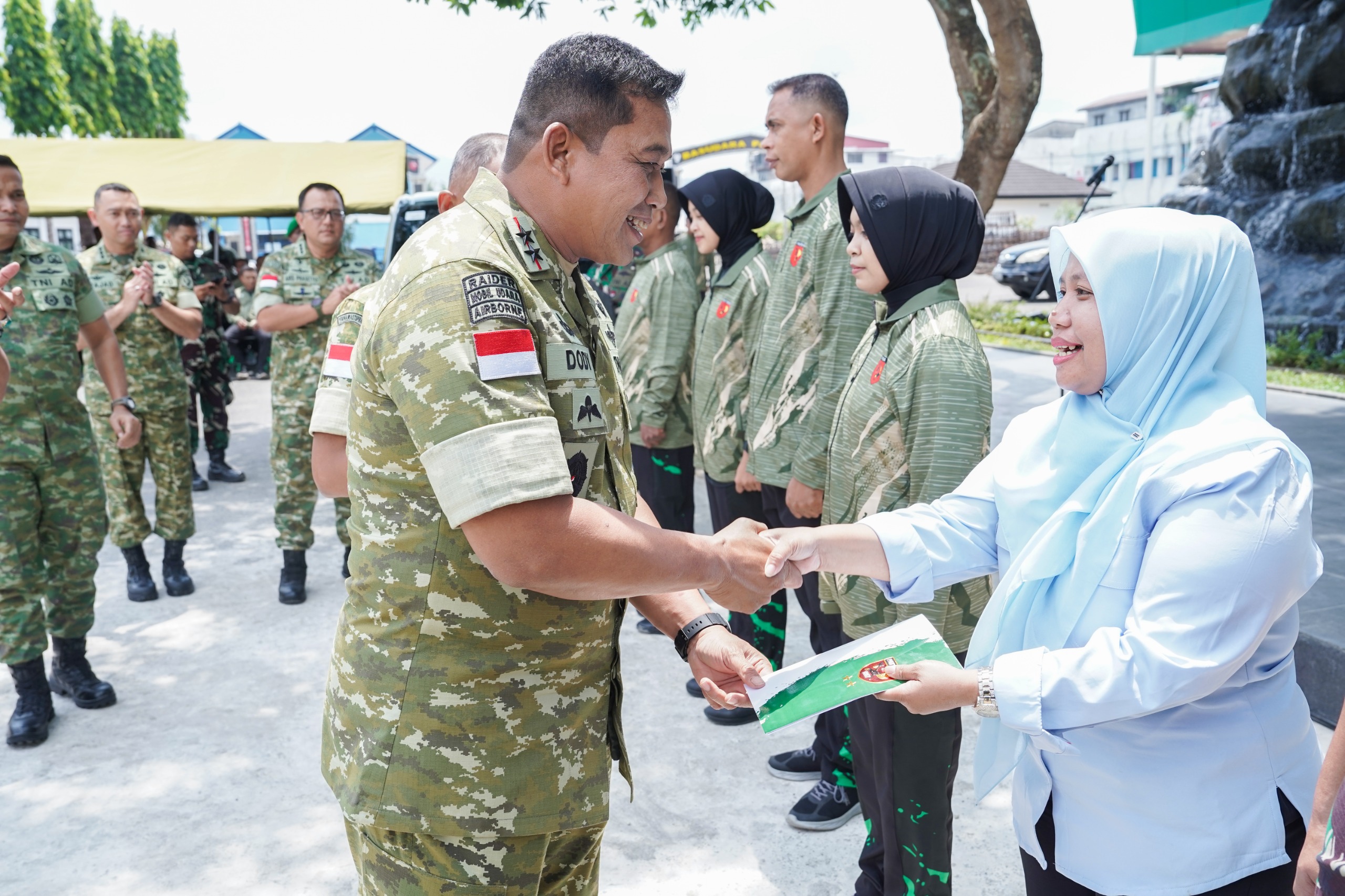Pangdam Pattimura Ajak 5 Ribu Prajurit di Ambon Perkuat Prestasi dan Kebersamaan, Beri Penghargaan ke 10 Anggota Persit