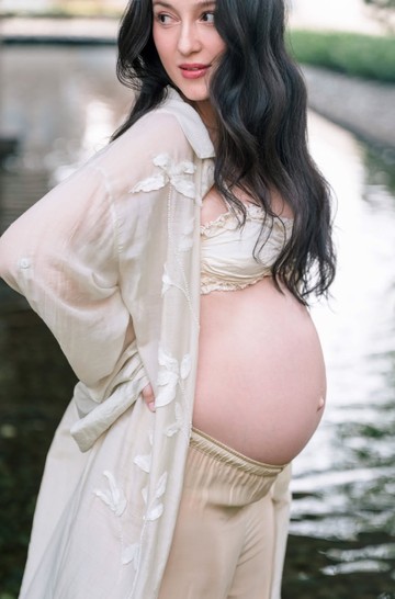 Julie Estelle Umumkan Kehamilan Kedua, Perlihatkan Baby Bump di Instagram