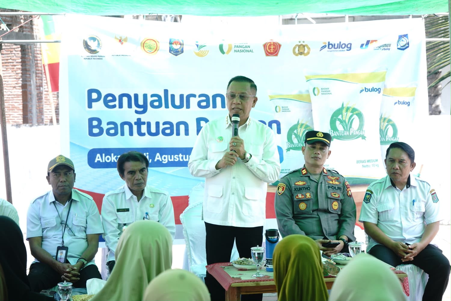 Wali Kota Bima Turun Langsung Awasi Penyaluran 7,2 Ton Beras Bantuan untuk 242 Kepala Keluarga di Kodo