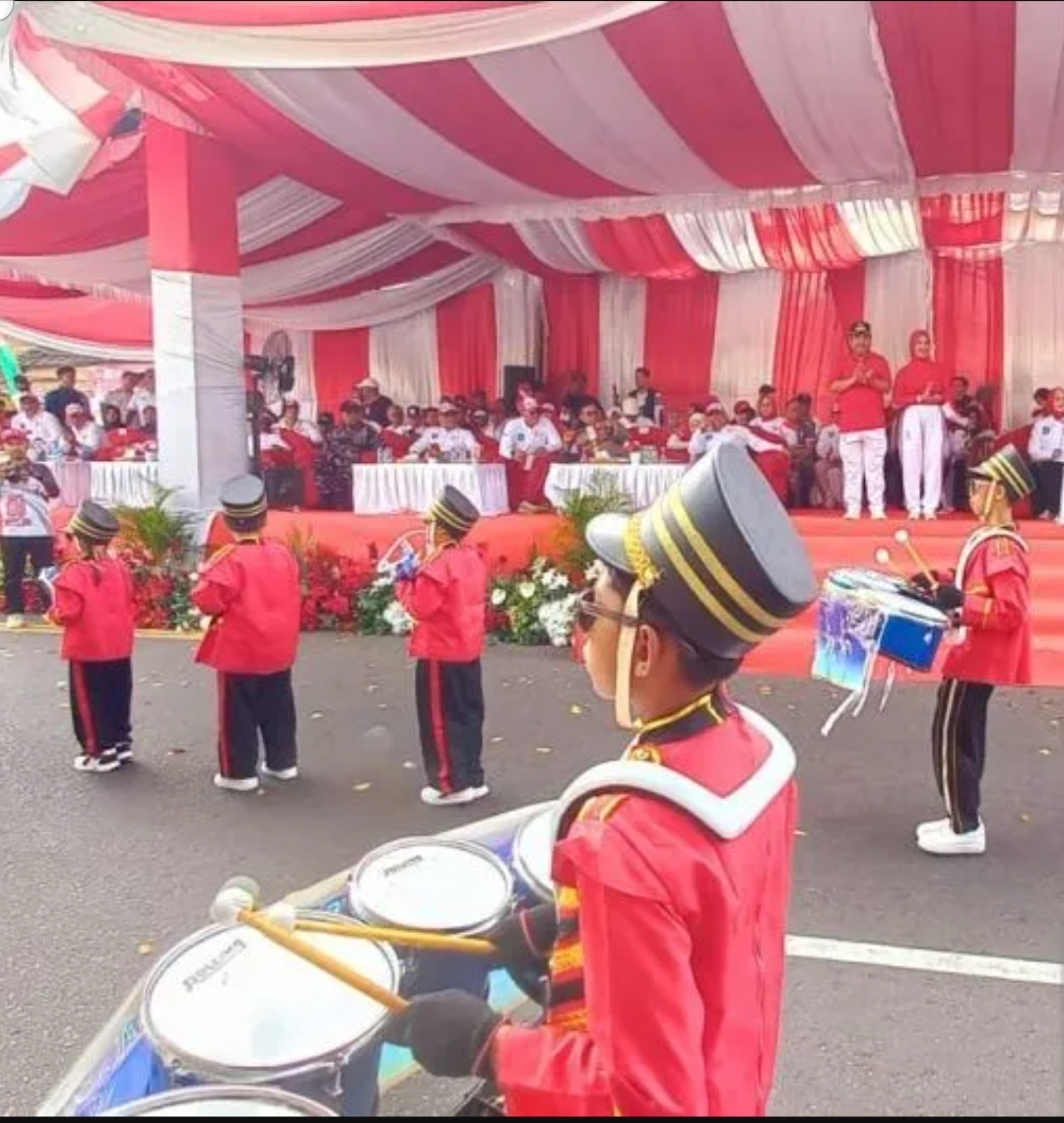 Pawai HUT ke-81 RI di Pangkalpinang: Drumband Gita Swara SD Theresia I Tampil di Panggung Kehormatan, Wali Kota Saparudin Beri Apresiasi
