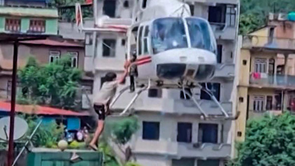 Tim SAR Nepal Terjunkan Helikopter Selamatkan Korban Banjir Bandang