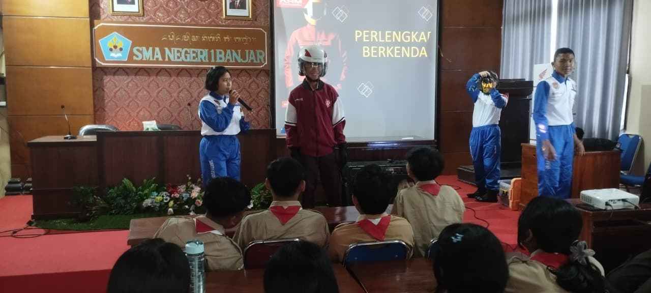 150 Pelajar SMAN 1 Banjar Buleleng Diedukasi Soal Helm Standar SNI, Ini Pesan Instruktur Safety Riding