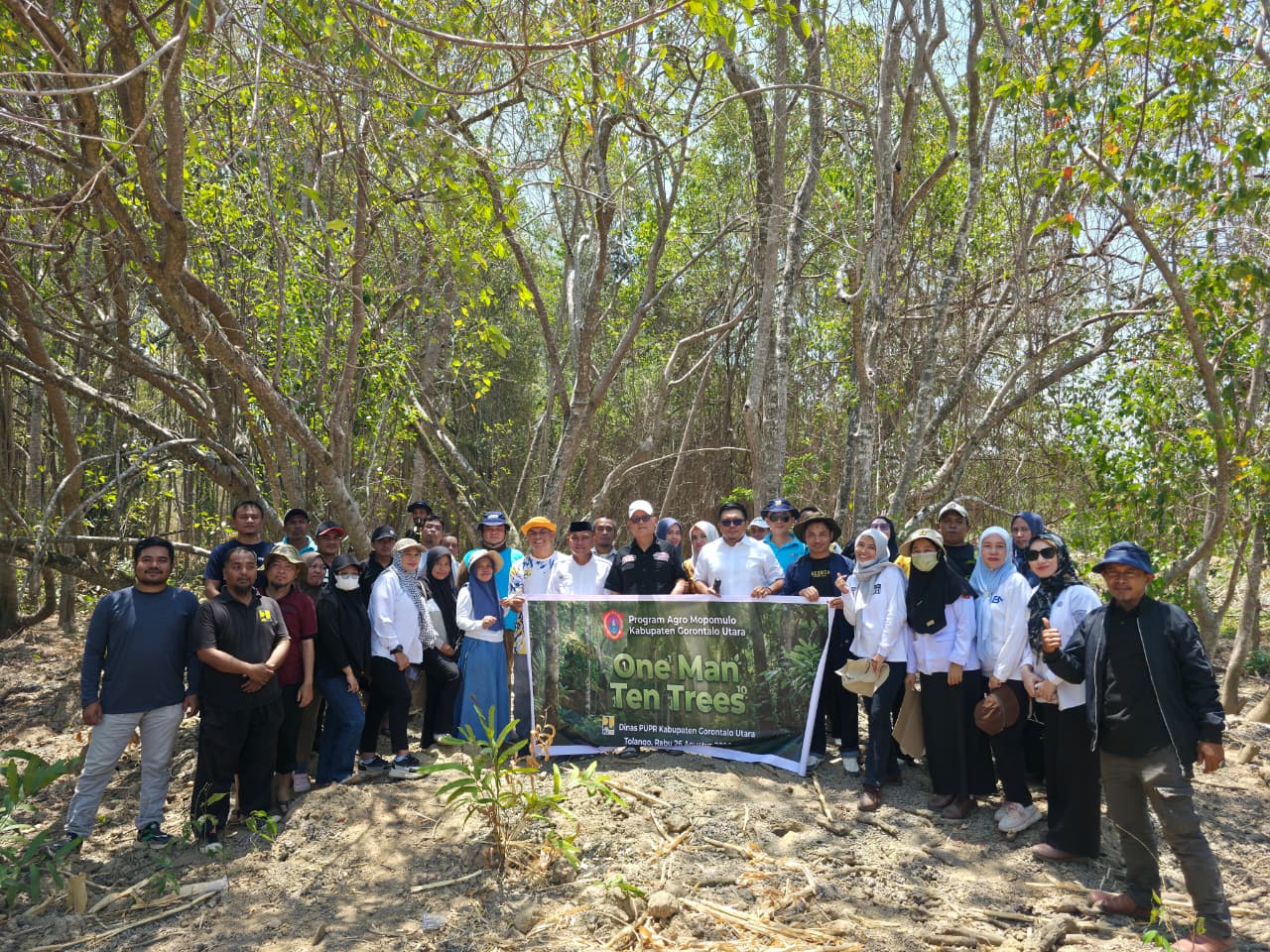 Bupati Gorontalo Utara Thariq Modanggu Tanam Ratusan Pohon Mahoni di Desa Tolango untuk Gerakan One Man Ten Trees