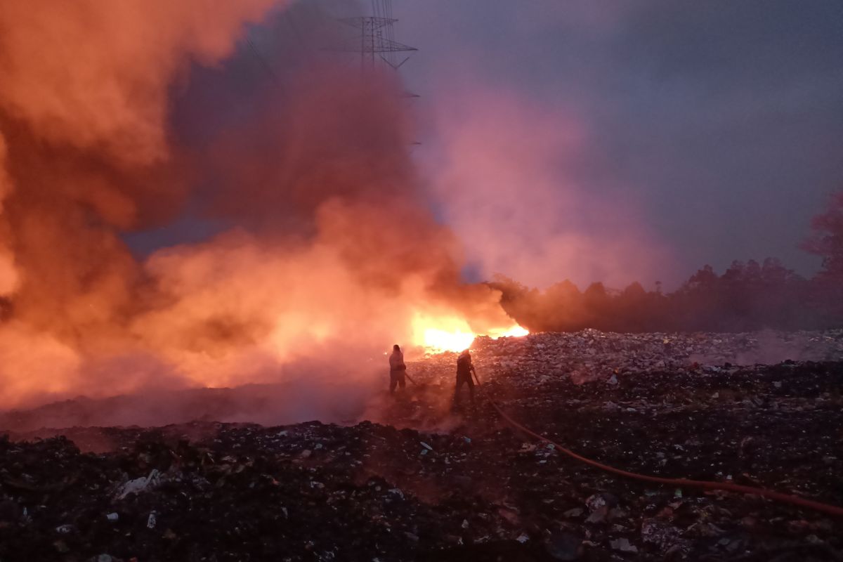 Kebakaran TPA Nangkaleah Tasikmalaya Hanguskan 5 Hektare Lahan, Asap Pekat Masuk ke Pemukiman Warga