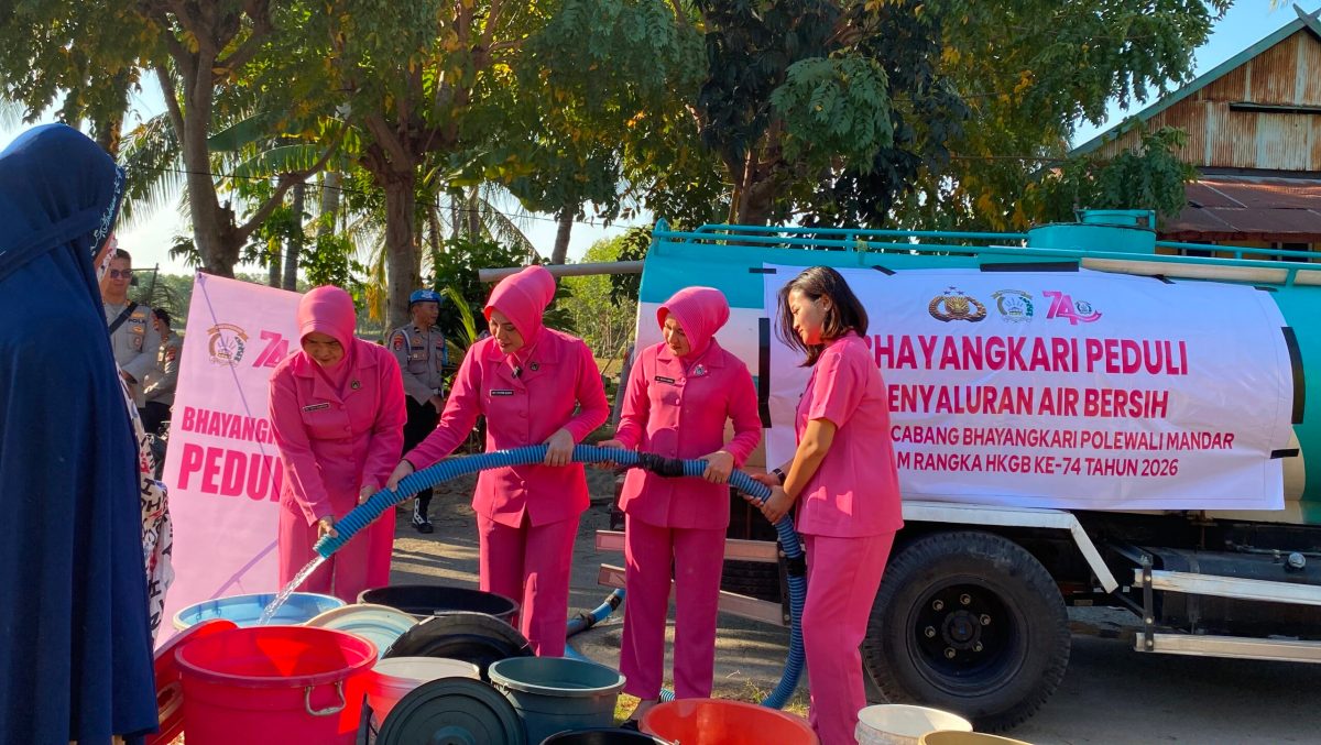 Bhayangkari Polres Polman Salurkan 9.000 Liter Air Bersih ke Dua Dusun di Galeso saat Kemarau