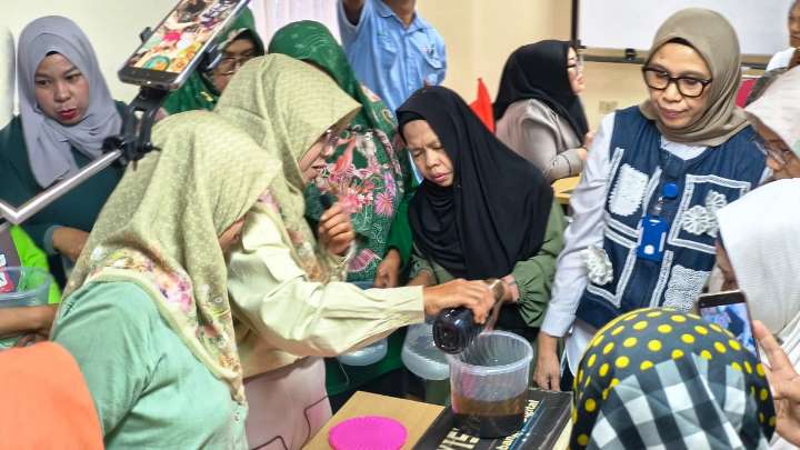 PT IKPP Tangerang Latih 40 KWT di Tangsel Olah Kulit Buah Jadi Eco Enzyme, Be Cleanzy Siap Beli Rp30 Ribu per Liter