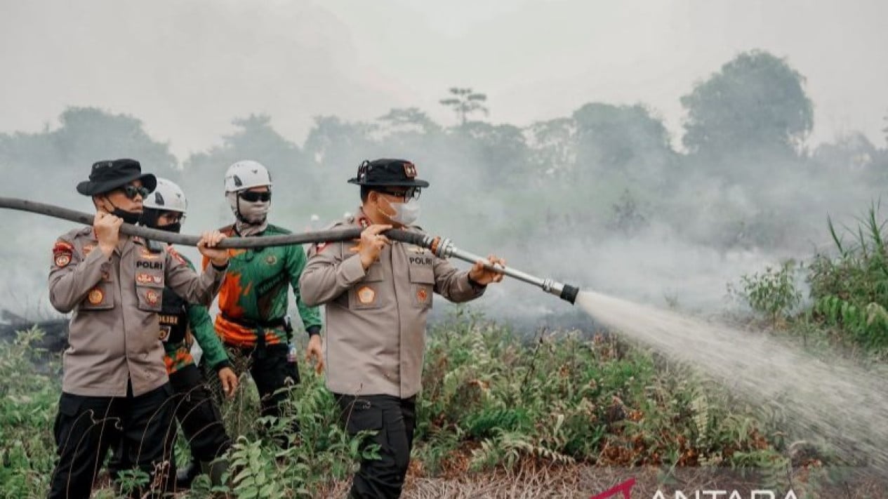 Karhutla 20 Hektare Gambut di Kubu Raya, Kapolda Kalbar Terjun Langsung Padamkan Bara di Bawah Tanah
