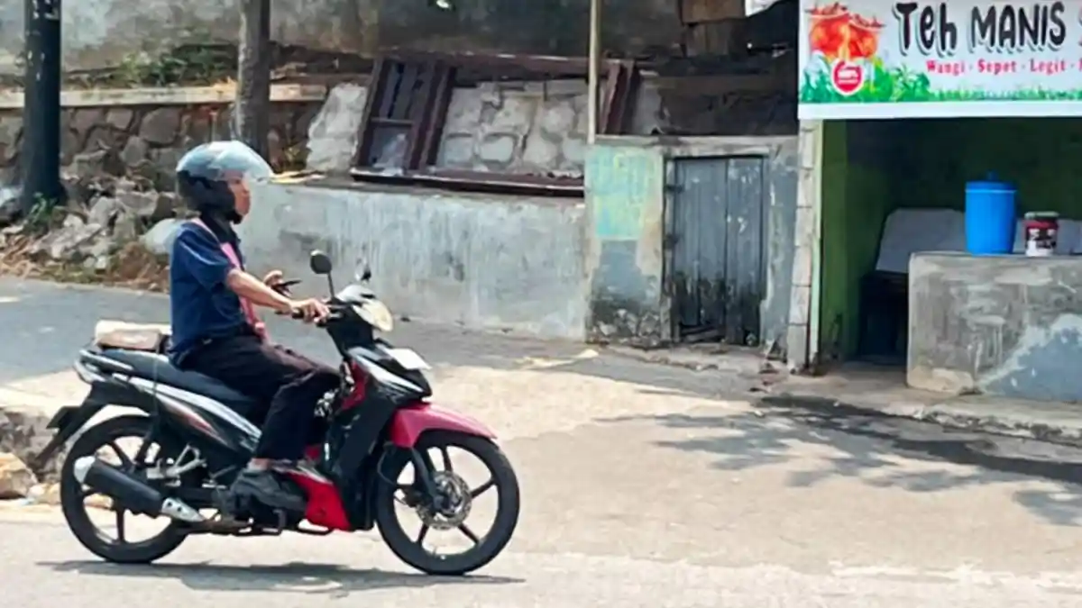 Main HP Saat Naik Motor Bukan Sekadar Pelanggaran, Ini Risiko yang Harus Dipahami Pengendara